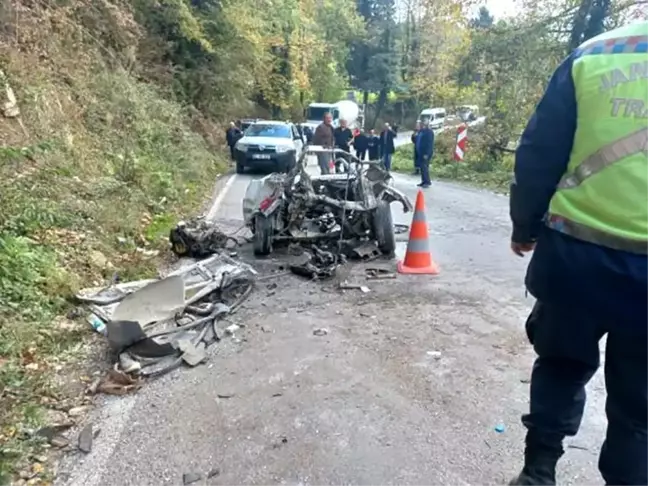 Sinop'ta Kaza: Fiat Tofaş Kağıt Gibi Dağıldı, 3 Yaralı