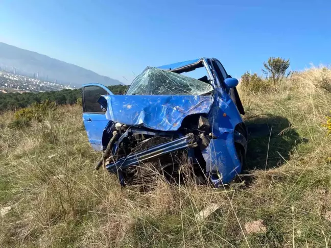 Kocaeli'nde Otomobil Uçurumdan Yuvarlandı, Sürücü Yaralandı