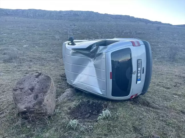 Sarıkamış'ta Hafif Ticari Araç Şarampole Devrildi: 2 Yaralı