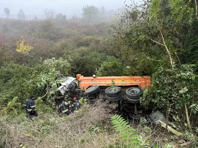 Kocaeli'de Kamyon Devrildi, Sürücü Yaralandı