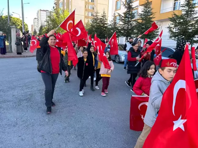 Kayseri'de Öğrenciler Cumhuriyet Bayramı Yürüyüşünde Terörü Lanetledi