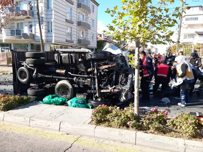 Kayseri'de Kamyonun Otomobile Çarpması Sonucu 1 Ölü, 6 Yaralı