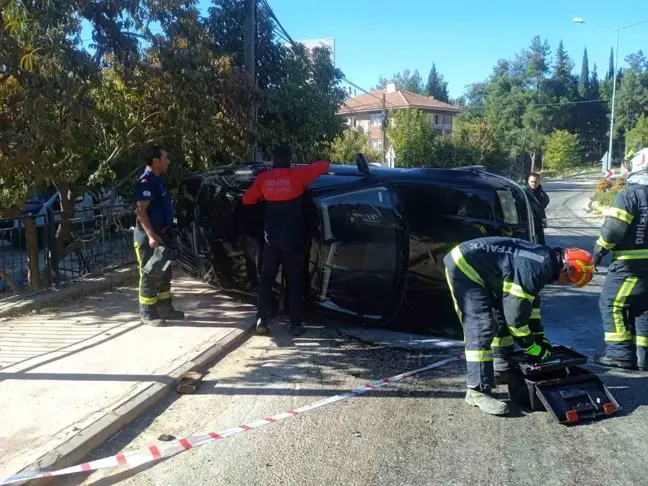 Denizli'de Kaza: Otomobil Refüje Çarpıp Yan Yattı, 2 Yaralı