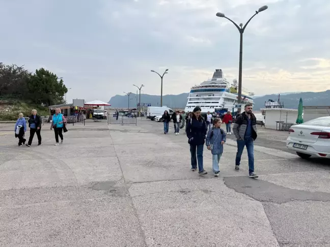 Amasra Limanı'na 1151 Rus Turist Getiren 'Astoria Grande' Kruvaziyeri