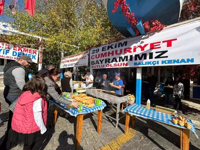 Balıkçı Kenan, Cumhuriyet Bayramı'nda Ücretsiz Balık Ekmek İkram Etti