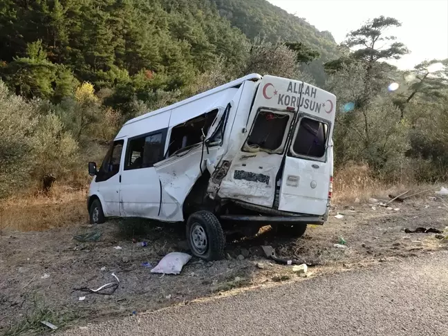 Balıkesir'de Zeytin İşçilerini Taşıyan Minibüse Çarpan Araç 15 Yaralı