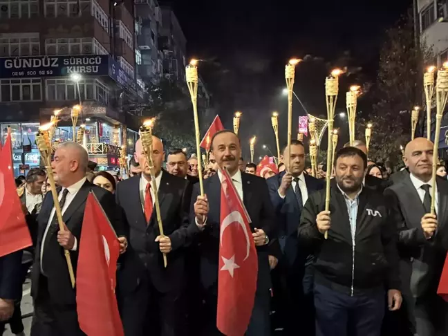 Isparta'da Cumhuriyet Bayramı Fener Alayı Düzenlendi