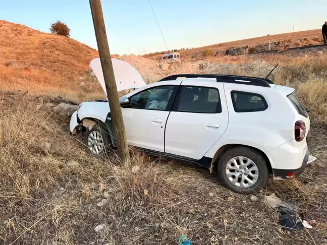 Elazığ'da Otomobil Şarampole Yuvarlandı: 3 Yaralı