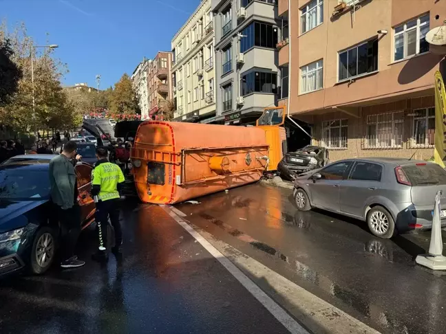 Bayrampaşa'da Yol Bakım Aracı Kazası: 3 Yaralı