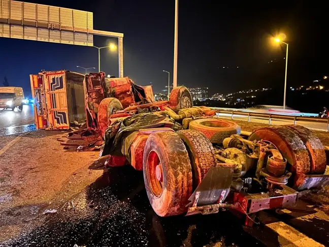 İskenderun'da Tırın Şarampole Devrilmesi Sonucu Sürücü Yaralandı