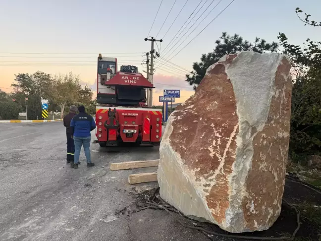 Erdek'te TIR'ın Dorsesindeki Mermer Blok Yola Düştü