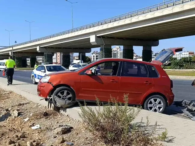 Antalya'da Otomobil Kaldırıma Çıktı, Sürücü Yaralanmadı