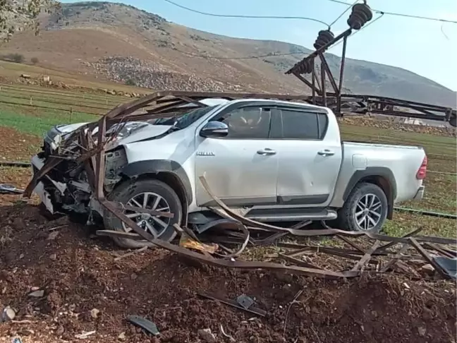 Hatay'da Pikap Elektrik Direğine Çarptı, Sürücü Yaralandı