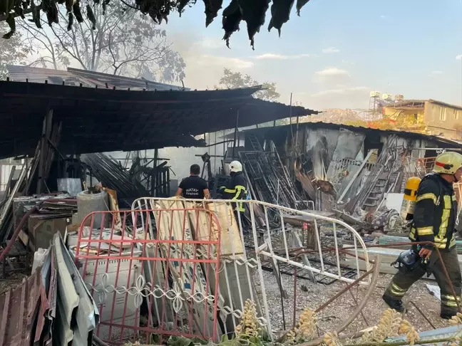 Hatay'da Hurdacı Dükkanında Yangın Çıktı