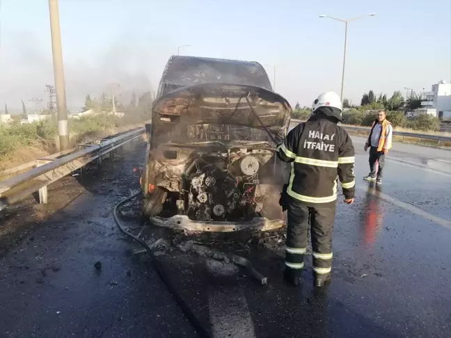 Dörtyol'da Minibüs Alev Aldı, Kullanılamaz Hale Geldi