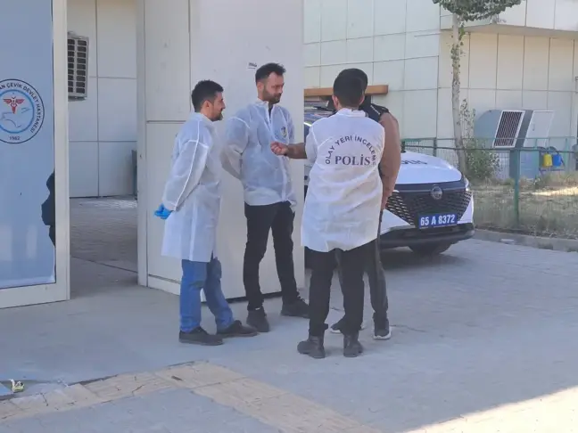 Sağlık kontrolü için getirilen şüpheli, hastane önünde silahlı saldırıya uğradı; 1 ölü, 3 yaralı