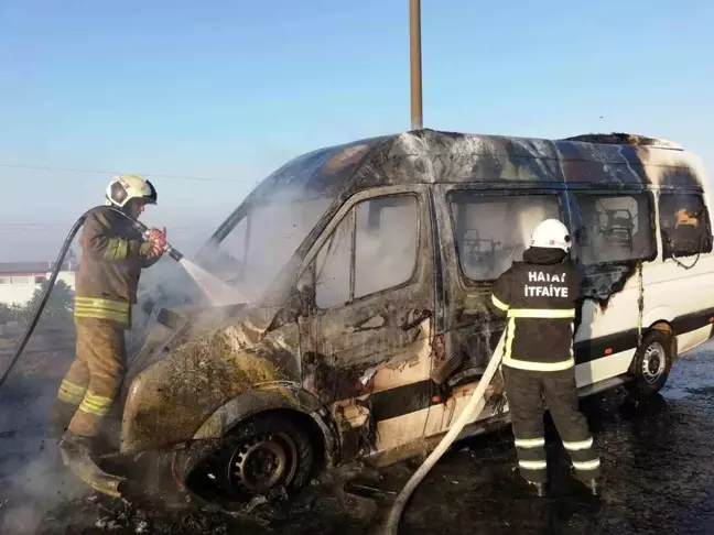 Hatay'da Seyir Halindeki Minibüs Alev Alev Yandı