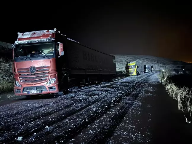 Ardahan'da Kar Yağışı ve Buzlanma Tırları Yolda Kaldırdı