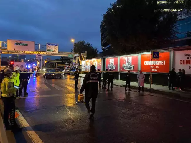 Bakırköy'de trafik kazasına müdahale eden polis ekiplerinin arasına İETT otobüsü daldı, 1 polis şehit oldu