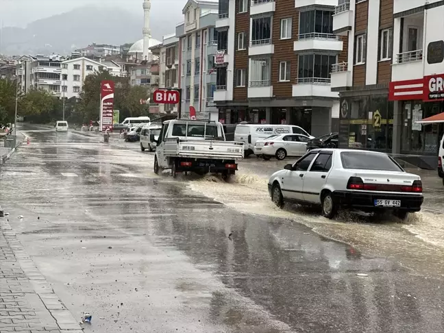 Gerze'de Sağanak Yağış Trafiği Olumsuz Etkiledi