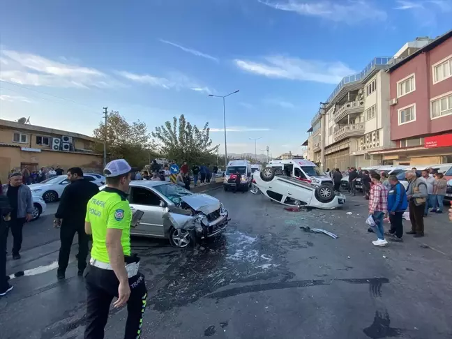 Nazilli'de iki otomobilin çarpıştığı kazada iki kişi yaralandı