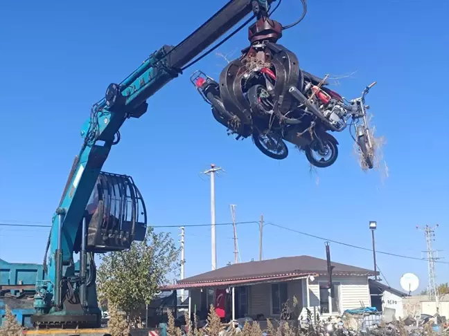 Sandıklı'da Yediemin Otoparkındaki Araçlar Geri Dönüşüme Gönderildi