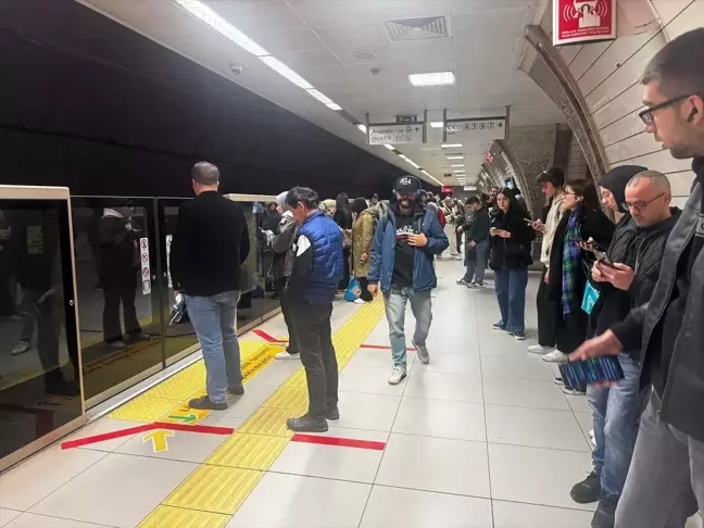 Üsküdar-Samandıra Metro Hattı'nda Arıza, Yolcular Etkilendi