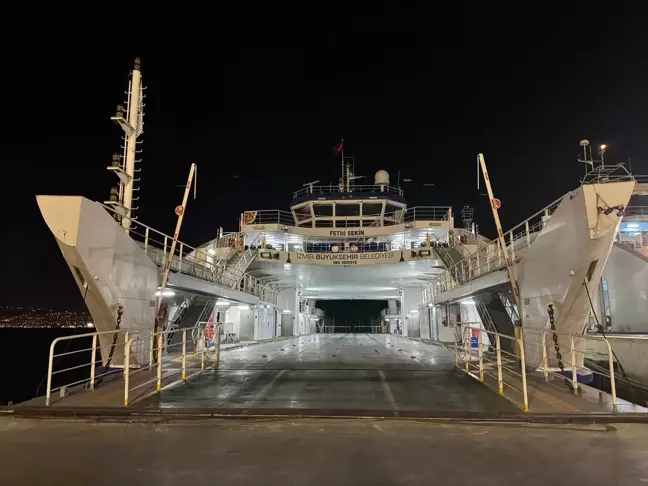 İzmir'de Feribot İskeleye Çarptı, 2 Yaralı