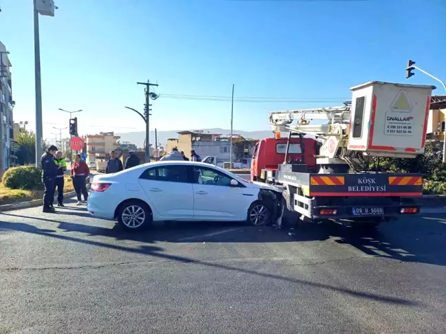 Aydın'da Trafik Kazası: Otomobil Kamyonete Saplandı