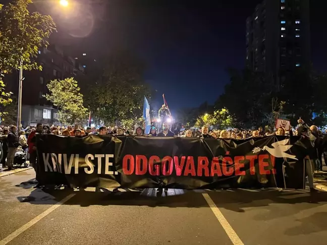 Sırbistan'da Tren İstasyonu Çöküşü Sonrası Protesto