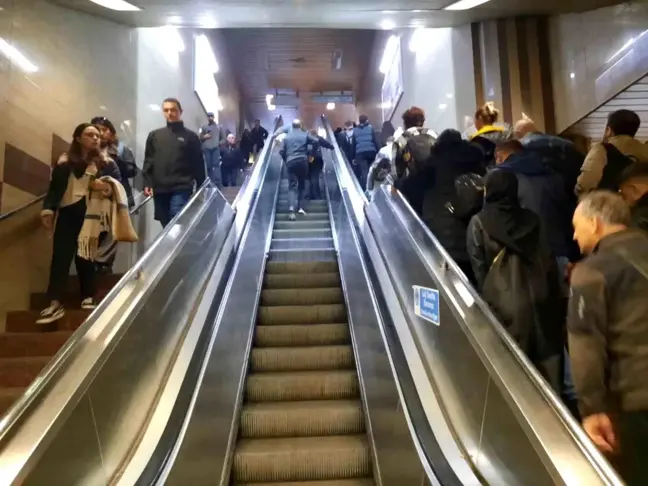 Taksim Meydanı Metro İstasyonu'nda Arızalar Vatandaşları Mağdur Ediyor