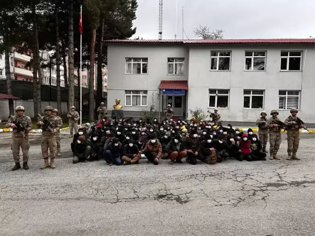 Bitlis'te Kaçak Göçmen Operasyonu: 108 Göçmen ve 24 Organizatör Yakalandı