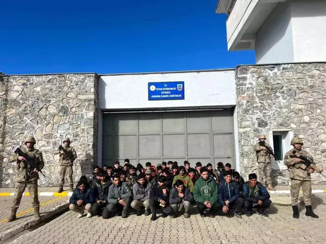 Bitlis'te Düzensiz Göçmen Operasyonu: 108 Göçmen ve 24 Organizatör Yakalandı