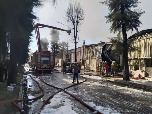 İzmir'deki Kimya Fabrikasında Yangın Kontrol Altına Alındı