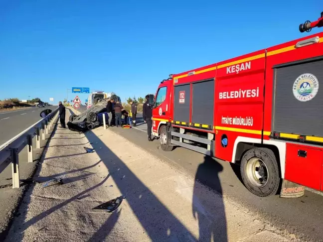 Edirne'de Maddi Hasarlı Kazaya Bakarken İkinci Kaza: Sürücü Yaralandı