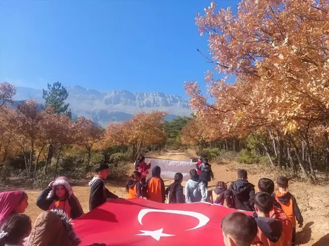 Öğrencilerden Doğaya Saygı Yürüyüşü