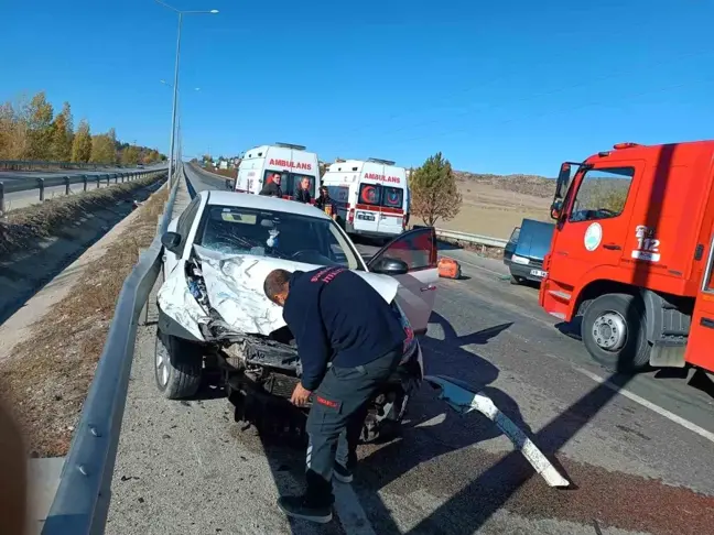 Çorum'da İki Otomobilin Çarpıştığı Kazada 3 Yaralı