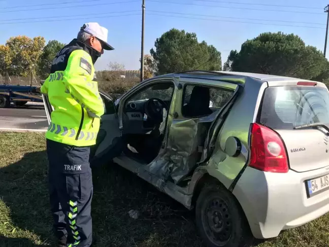 Sakarya'da Minibüs ve Otomobil Çarpıştı: 2 Yaralı