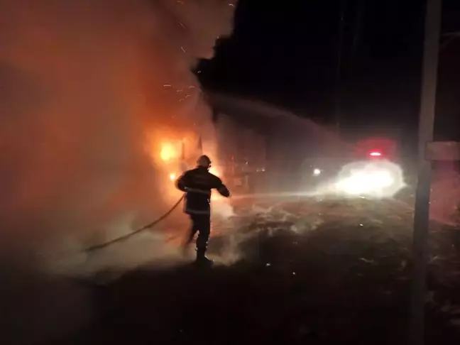 Hatay'da Park Halindeki Tır Yangında Kullanılamaz Hale Geldi