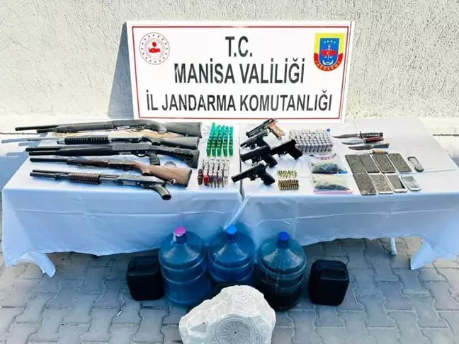 Manisa'da Jandarma Operasyonu: Çok Sayıda Silah ve Uyuşturucu Ele Geçirildi