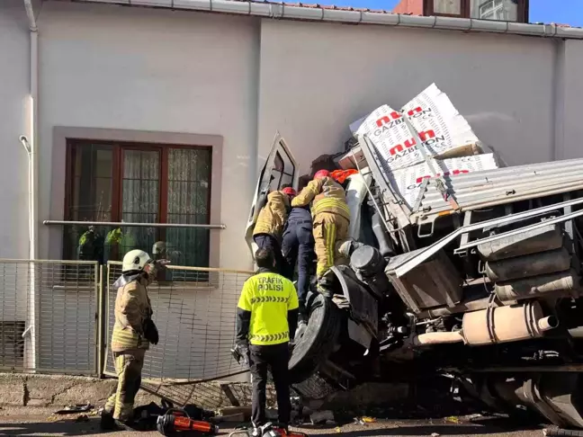 Kartal'da Kontrolden Çıkan Tır Evin Duvarına Çarptı