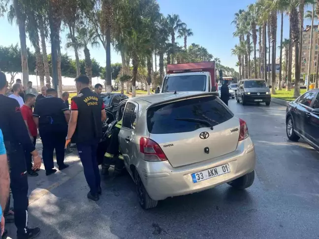 Mersin'de Refüje Çarpan Otomobilde Sürücü Yaralandı