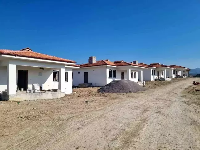 Hatay'da Depremzedeler için Köy Tipi Afet Evleri İnşaatları Devam Ediyor