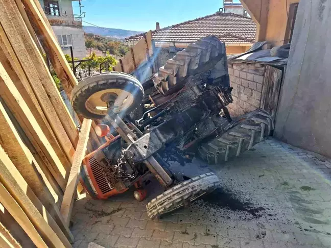 Manisa'da Kum Yüklü Traktör Ters Döndü, Sürücü Yaralandı