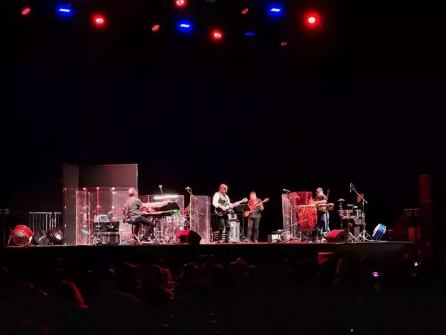 Al Di Meola İstanbul'da Hayranlarıyla Buluştu