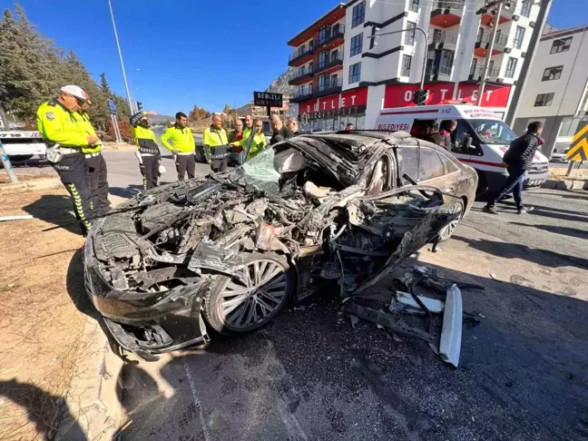 Bucak'ta Kırmızı Işık İhlali Sonrası Trafik Kazası: 4 Yaralı