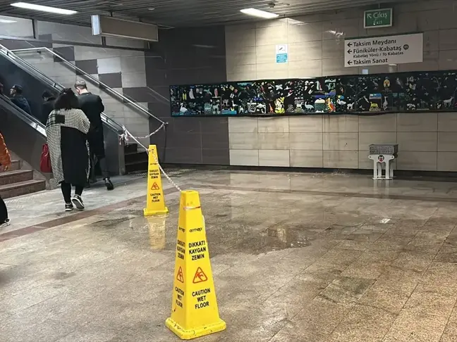 Taksim Meydanı'ndaki Su Borusu Patladı, Metroda Aşırı Su Birikintisi Oluştu