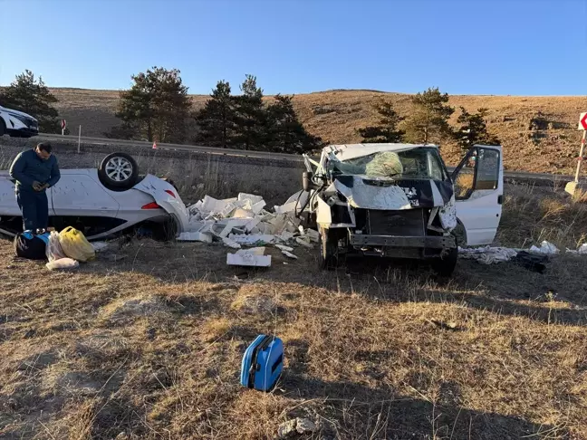 Erzurum'da Otomobil ve Kamyonet Çarpıştı: 5 Yaralı