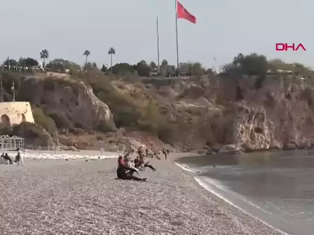 Antalya'da Atatürk'e Saygı Duruşu