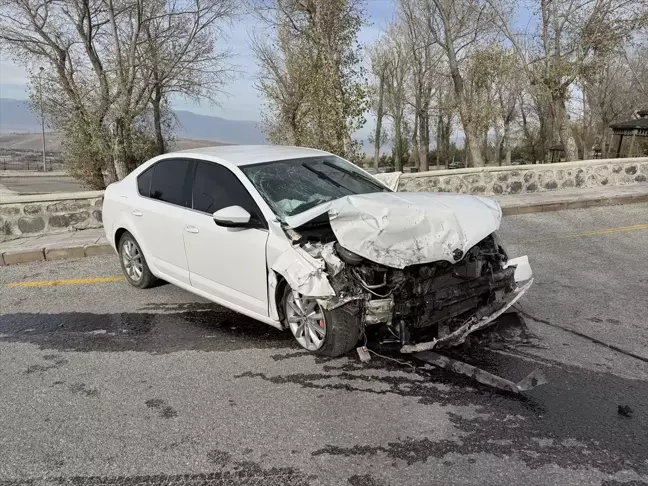 Erzurum'da Otomobil Kazası: 1'i Çocuk 2 Yaralı